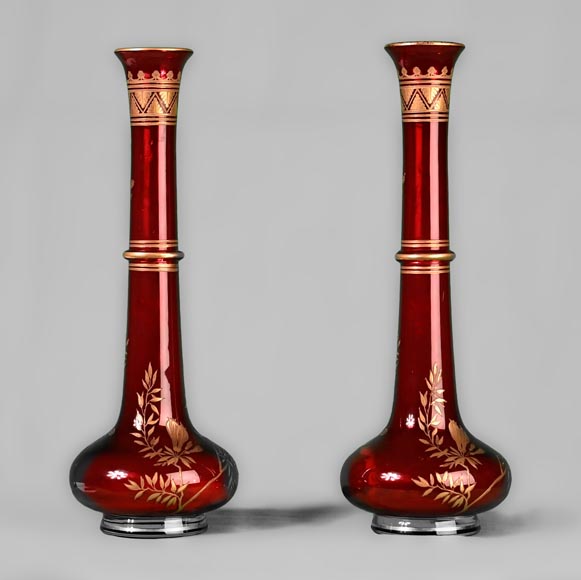 BACCARAT - Paire de vases de forme bouteille perse rubis, vers 1880-0
