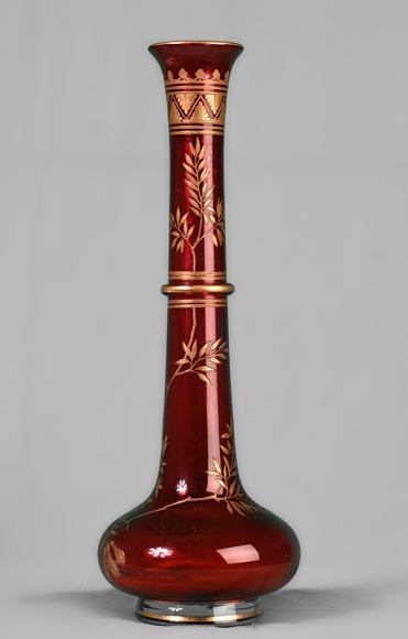 BACCARAT - Paire de vases de forme bouteille perse rubis, vers 1880-1