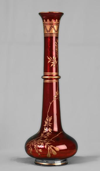 BACCARAT - Paire de vases de forme bouteille perse rubis, vers 1880-2