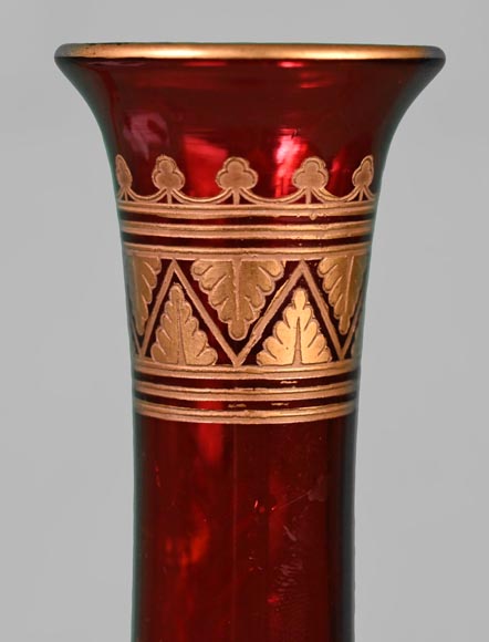 BACCARAT - Paire de vases de forme bouteille perse rubis, vers 1880-3