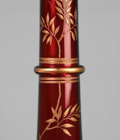 BACCARAT - Paire de vases de forme bouteille perse rubis, vers 1880-4