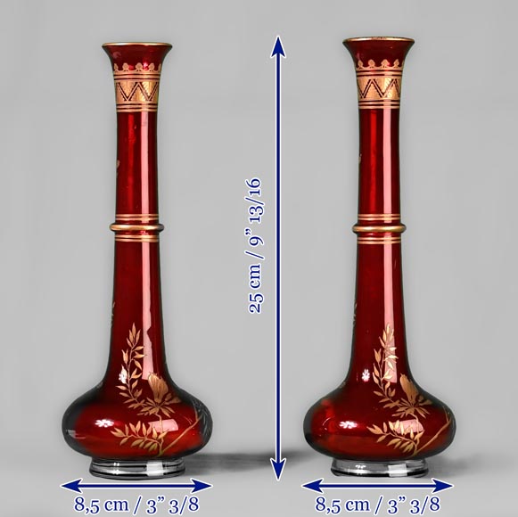 BACCARAT - Paire de vases de forme bouteille perse rubis, vers 1880-7