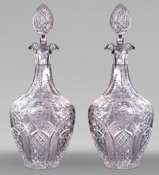 Paire de carafes à vin en cristal gravé, Cristallerie de Saint-Louis-0