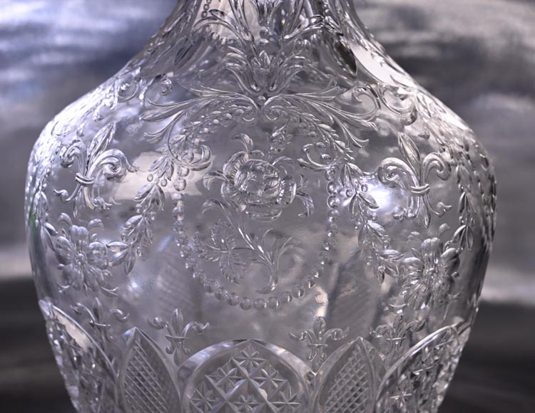 Paire de carafes à vin en cristal gravé, Cristallerie de Saint-Louis-7