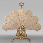Grand pare-étincelles en éventail de style Napoléon III à décor de dauphins et putti