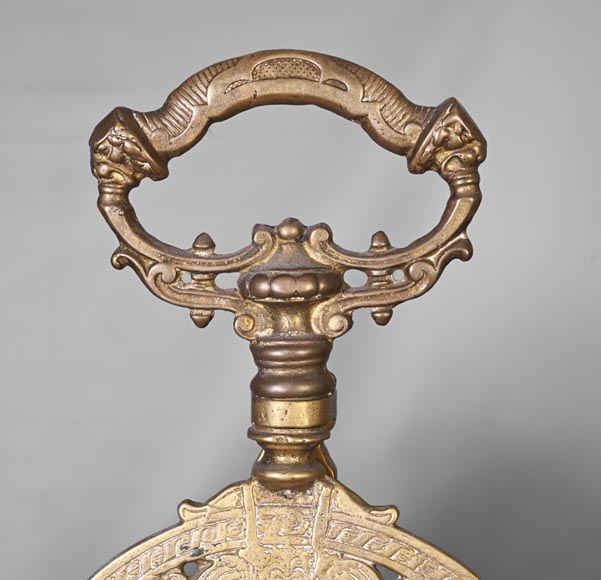 Grand pare-étincelles en éventail de style Napoléon III à décor de dauphins et putti-2