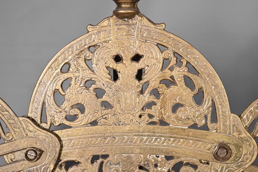 Grand pare-étincelles en éventail de style Napoléon III à décor de dauphins et putti-3