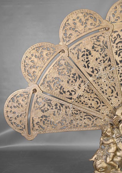 Grand pare-étincelles en éventail de style Napoléon III à décor de dauphins et putti-4