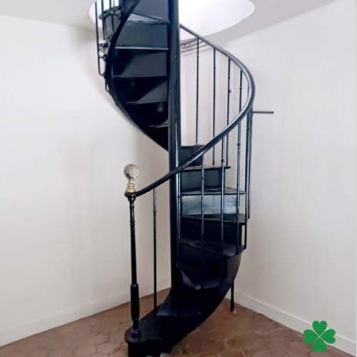 Escalier en colimaçon en chêne peint