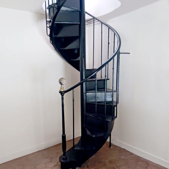 Escalier en colimaçon en chêne peint-0