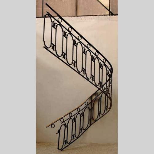 Rampe d'escalier en fer forgé avec main courante en laiton