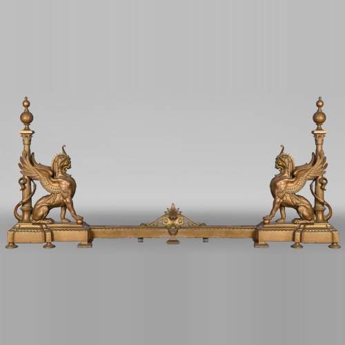 Chenets de style égyptien en bronze doré à décor de griffons affrontés