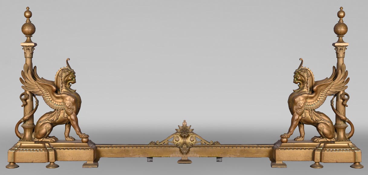 Chenets de style égyptien en bronze doré à décor de griffons affrontés-0