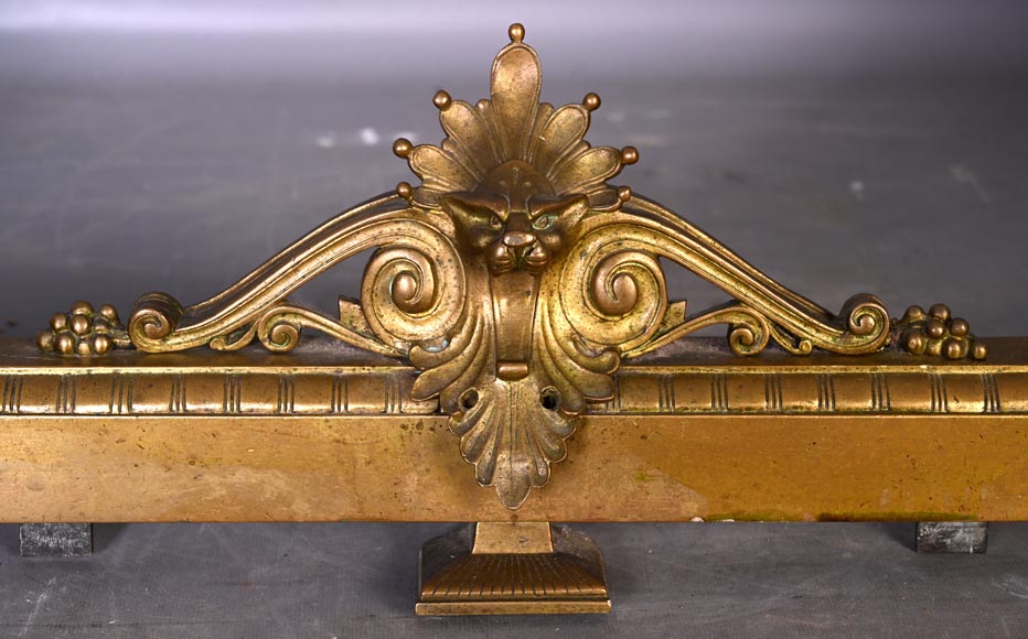 Chenets de style égyptien en bronze doré à décor de griffons affrontés-4