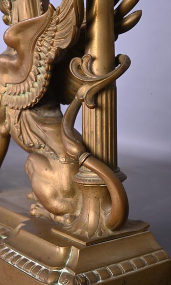 Chenets de style égyptien en bronze doré à décor de griffons affrontés-9