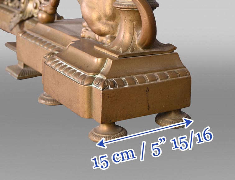 Chenets de style égyptien en bronze doré à décor de griffons affrontés-10