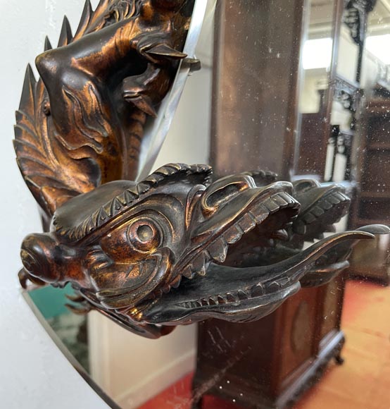 Gabriel VIARDOT (attribué à), Miroir japonisant en forme de croissant de lune orné de dragons en bronze-2
