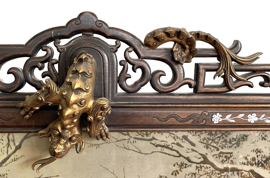 Cadre japonisant en bois sculpté et marqueterie de nacre, orné d'un dragon en bronze, et sa peinture sur soie figurant un paysage hivernal-2