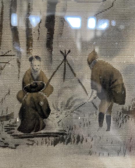 Cadre japonisant en bois sculpté et marqueterie de nacre, orné d'un dragon en bronze, et sa peinture sur soie figurant un paysage hivernal-5