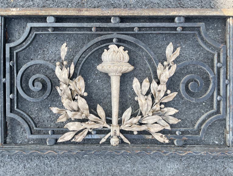 Portail en fonte à deux vantaux – Décor Louis XVI à torche dorée-1