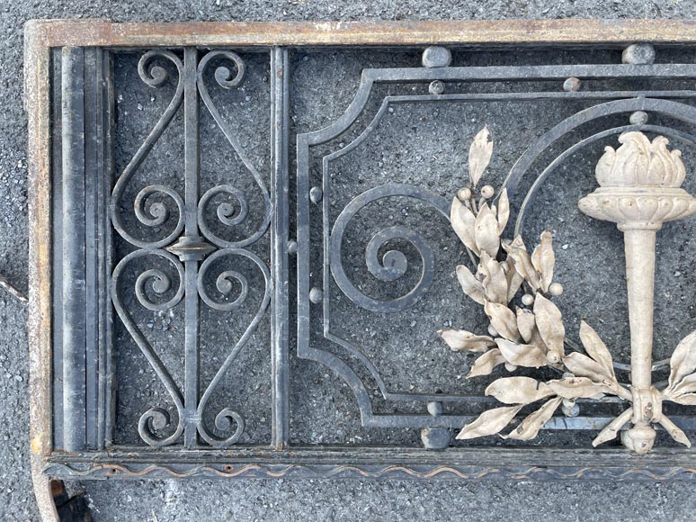 Portail en fonte à deux vantaux – Décor Louis XVI à torche dorée-2