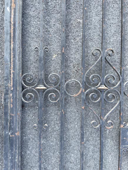 Portail en fonte à deux vantaux – Décor Louis XVI à torche dorée-3