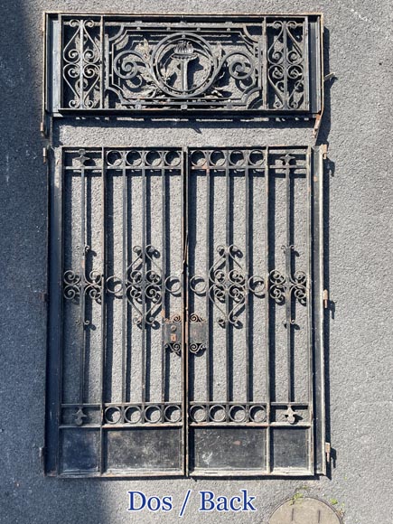 Portail en fonte à deux vantaux – Décor Louis XVI à torche dorée-4