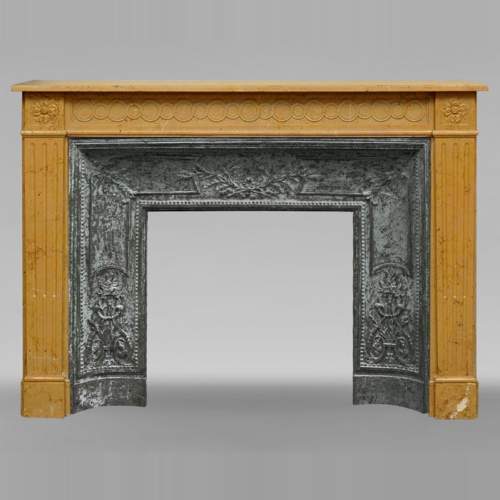 Cheminée de style Louis XVI en marbre jaune