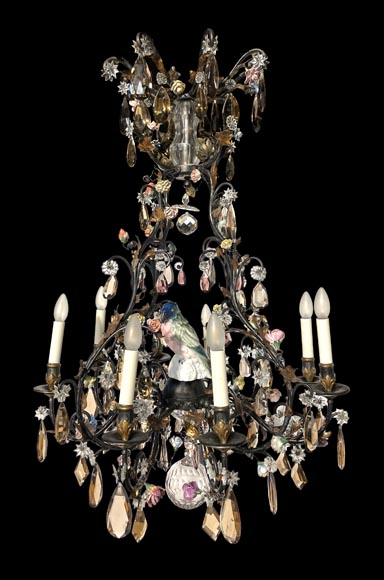 Lustre en laiton patiné à décor de fleurs et d’une perruche en porcelaine polychrome-0