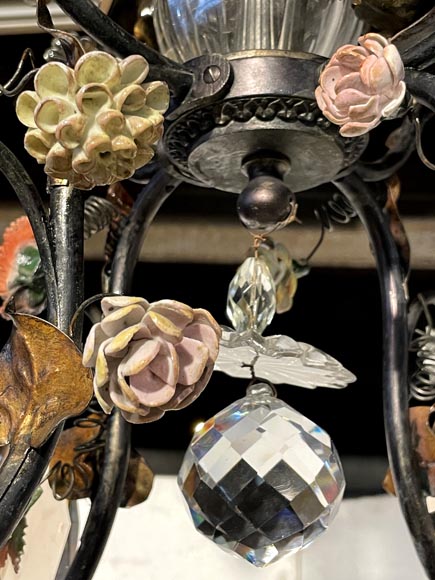 Lustre en laiton patiné à décor de fleurs et d’une perruche en porcelaine polychrome-3