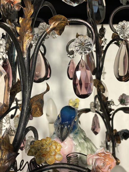 Lustre en laiton patiné à décor de fleurs et d’une perruche en porcelaine polychrome-5
