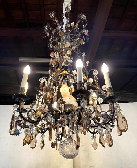 Lustre en laiton patiné à décor de fleurs et d’une perruche en porcelaine polychrome-9