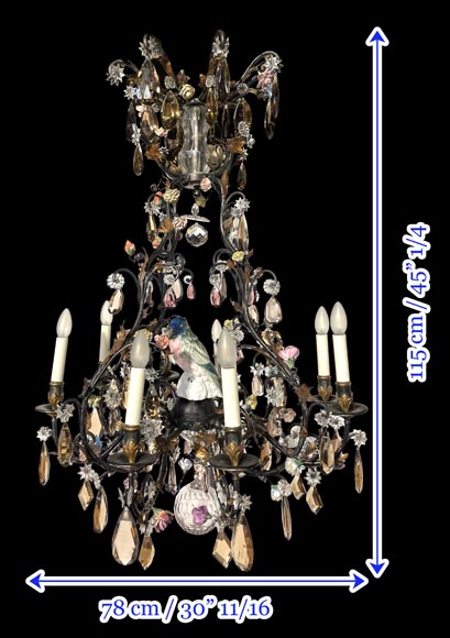 Lustre en laiton patiné à décor de fleurs et d’une perruche en porcelaine polychrome-10