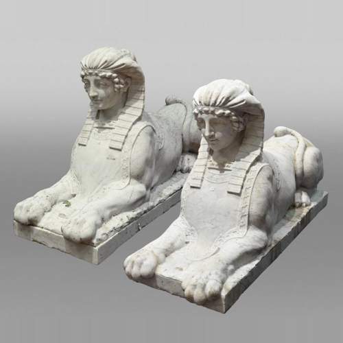 Paire de sphinges en marbre de Carrare sculpté, XIXᵉ siècle