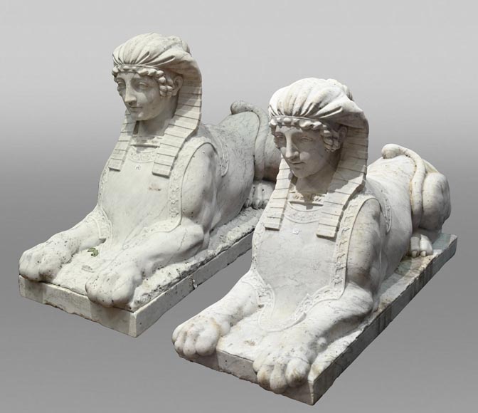 Paire de sphinges en marbre de Carrare sculpté-0
