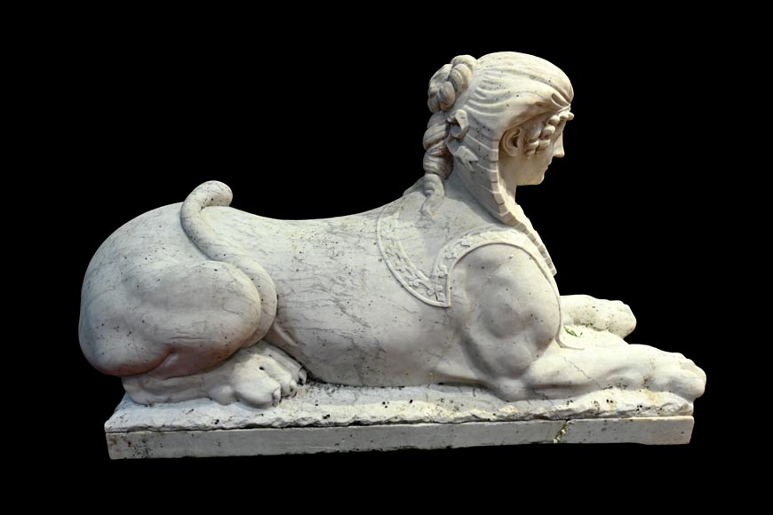 Paire de sphinges en marbre de Carrare sculpté-3