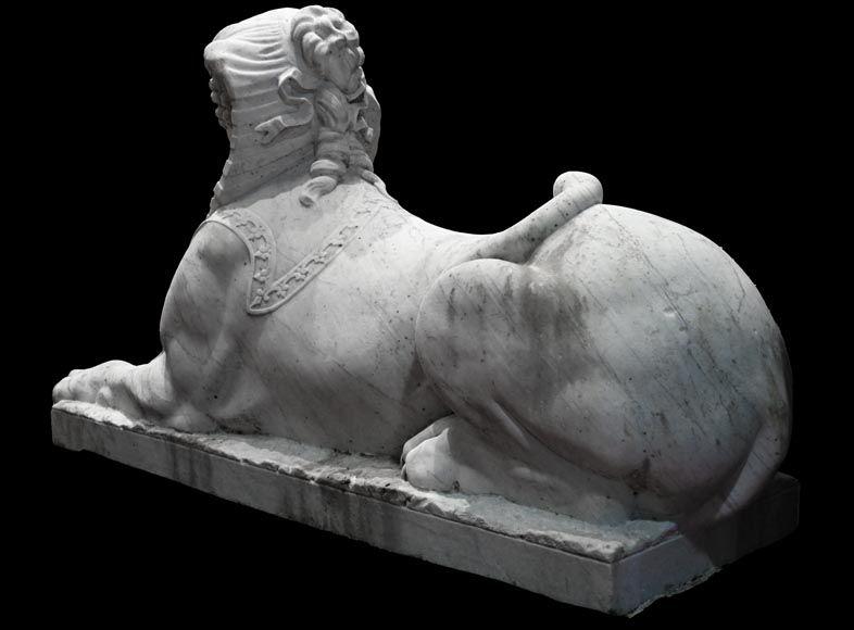 Paire de sphinges en marbre de Carrare sculpté-4