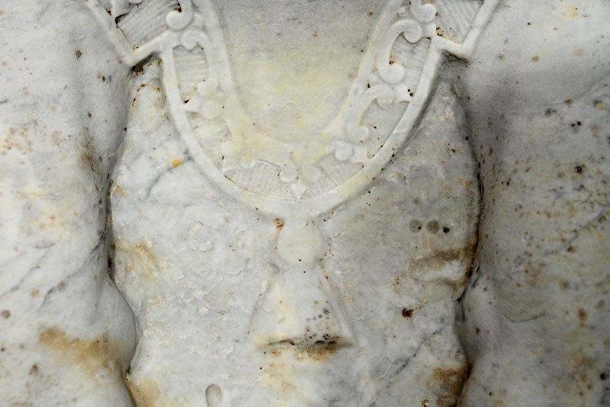 Paire de sphinges en marbre de Carrare sculpté-8