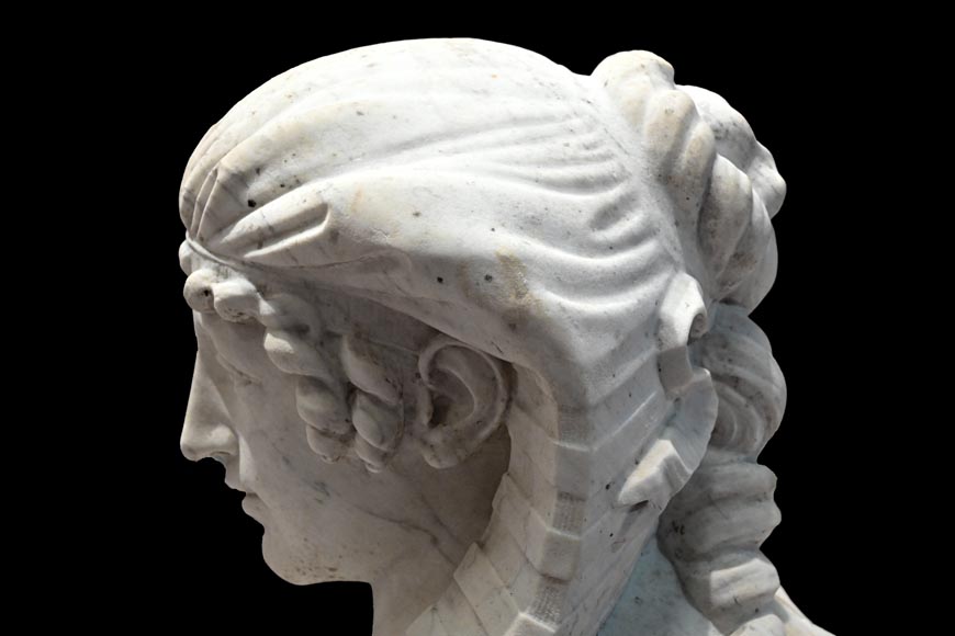 Paire de sphinges en marbre de Carrare sculpté-9