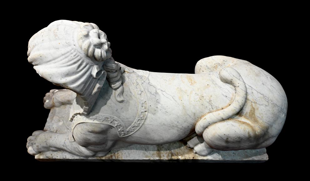 Paire de sphinges en marbre de Carrare sculpté-12