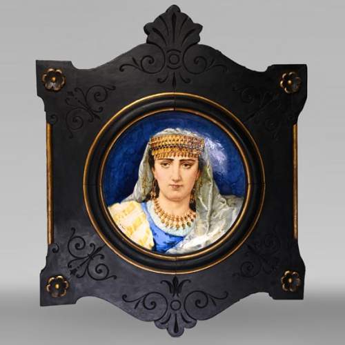 B&Cie (porcelaine), Charles POYARD (estampeur), Félix FLICK (peintre), Plat d’ornement au portrait d’une Berbère dans son cadre en bois, 1878