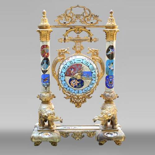 ESCALIER DE CRISTAL (d'après), pendule japonisante dite « Gong » en bronze doré et émail, aux éléphants et dragons