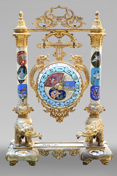ESCALIER DE CRISTAL (d'après), pendule japonisante dite « Gong » en bronze doré et émail, aux éléphants et dragons-0