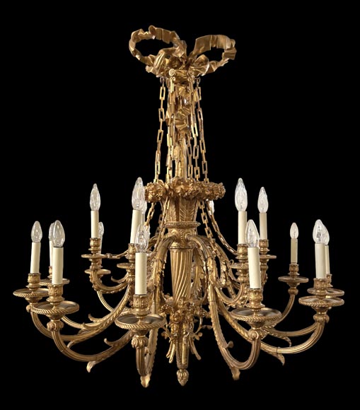 Lustre en bronze doré à dix-huit lumières de style Louis XVI à couronne de roses et nœud de ruban Lustre en bronze doré à dix-huit lumières de style Louis XVI à couronne de roses et nœud de ruban-0