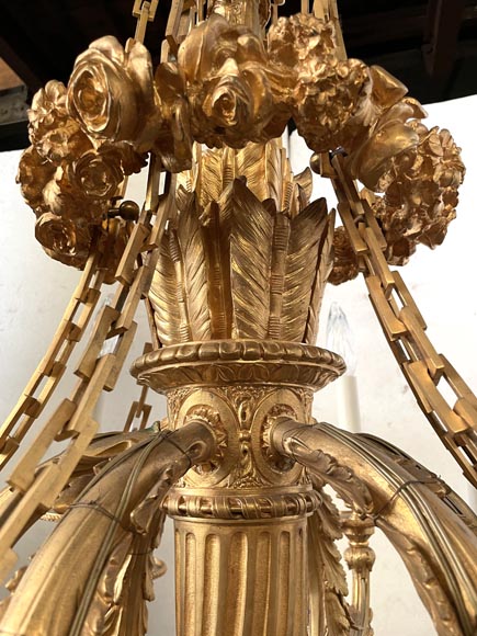 Lustre en bronze doré à dix-huit lumières de style Louis XVI à couronne de roses et nœud de ruban Lustre en bronze doré à dix-huit lumières de style Louis XVI à couronne de roses et nœud de ruban-5