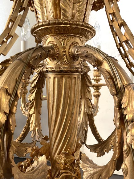 Lustre en bronze doré à dix-huit lumières de style Louis XVI à couronne de roses et nœud de ruban Lustre en bronze doré à dix-huit lumières de style Louis XVI à couronne de roses et nœud de ruban-6