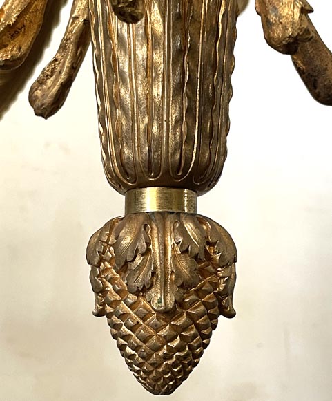 Lustre en bronze doré à dix-huit lumières de style Louis XVI à couronne de roses et nœud de ruban Lustre en bronze doré à dix-huit lumières de style Louis XVI à couronne de roses et nœud de ruban-10