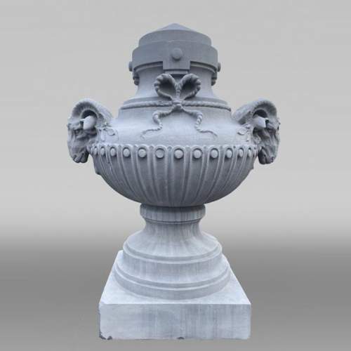 Grand vase en pierre sculptée, style Louis XVI, orné de têtes de bouc