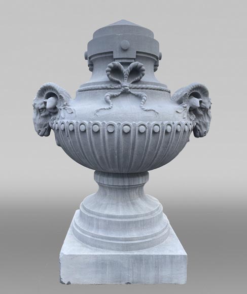 Grand vase en pierre sculptée, style Louis XVI, orné de têtes de bouc-0
