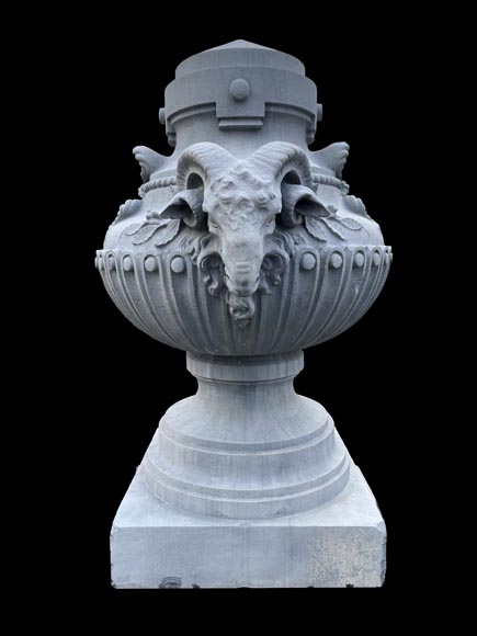 Grand vase en pierre sculptée, style Louis XVI, orné de têtes de bouc-1